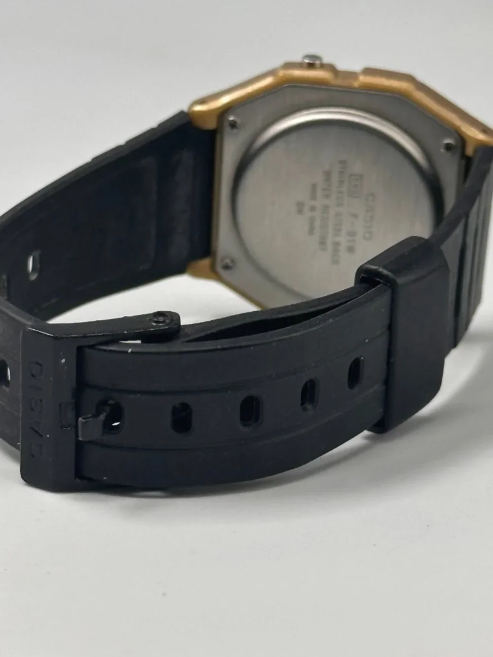 VIntage Casio Watch Mens 33mm Gold Tone Black Alarm 593 F-91W New Battery